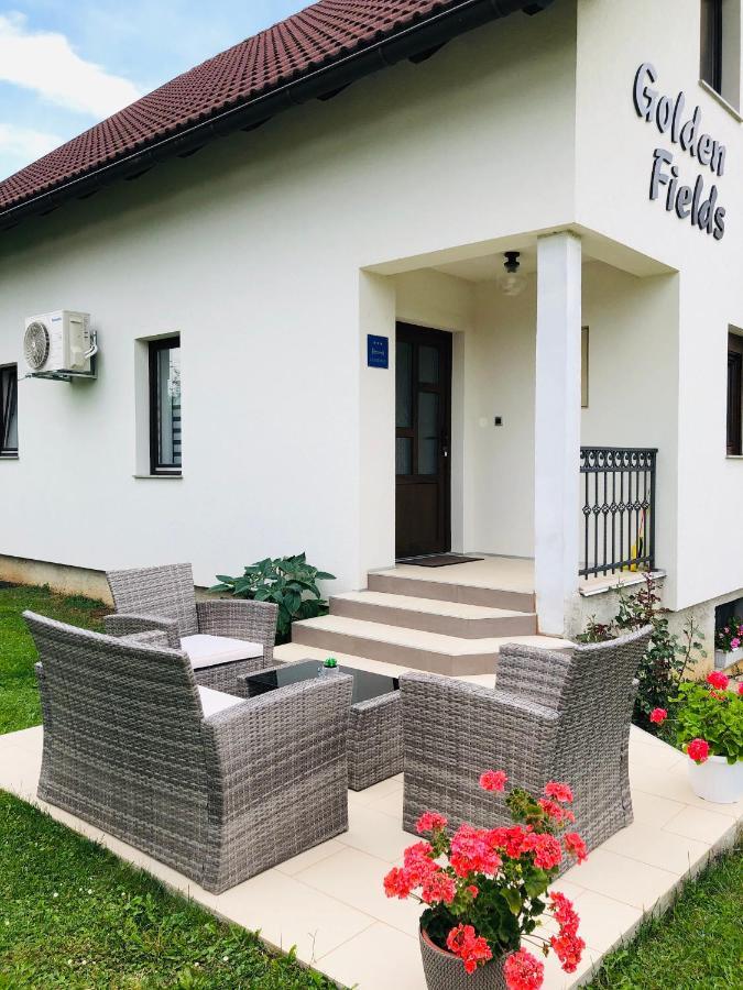 Apartment Golden Fields Smoljanac Esterno foto